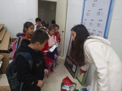 小朋友们在小蓝屋现场学习 小朋友们在小蓝屋现场学习